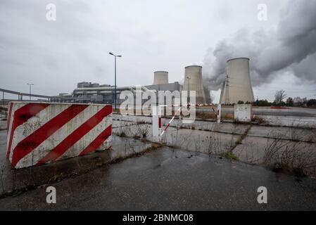 Allemagne, Brandebourg, Jänschwalde, la vapeur d'eau s'élève des tours de refroidissement de la centrale électrique de Lauritz Energie Bergbau AG, alimentée par le lignite Jänschwalde Banque D'Images