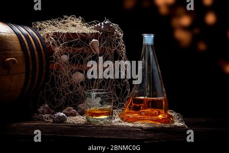 Bouteille de whisky et verre dans un pub du port, filet de pêche, points de lumière Banque D'Images
