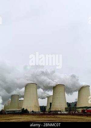 Allemagne, Brandebourg, Jänschwalde, la vapeur d'eau s'élève d'une tour de refroidissement de la centrale électrique de Lauritz Energie Bergbau AG, alimentée par le lignite Jänschwalde Banque D'Images