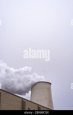 Allemagne, Brandebourg, Jänschwalde, la vapeur d'eau s'élève d'une tour de refroidissement de la centrale électrique de Lauritz Energie Bergbau AG, alimentée par le lignite Jänschwalde Banque D'Images