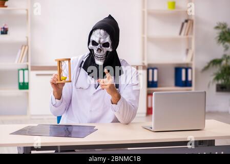 Homme diable médecin dans le concept de gestion du temps Banque D'Images