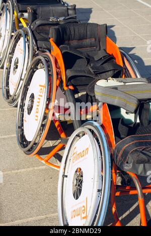 Valence, Espagne. 15 février 2020 - Journée sportive adaptative. Certains fauteuils roulants de sport adaptatifs sont prêts à commencer la journée du sport Banque D'Images