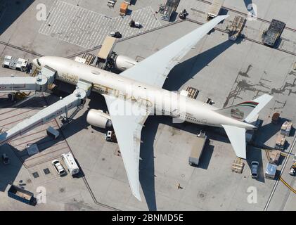 Etihad Airways Boeing 777 stationné à l'aéroport international de LAX, Californie, États-Unis. Les avions long courrier 777-200LR immatriculés sous le nom A6-LRB. Banque D'Images