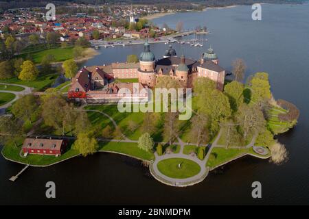 Vue aérienne du château suédois Gripsholm du 16 ème siècle situé dans la ville Mariefred spectacle en arrière-plan. Banque D'Images