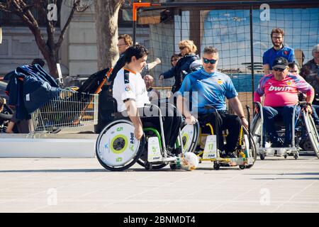 Valence, Espagne. 15 février 2020 - Journée sportive adaptative. Certains joueurs de football ou de football adaptatifs jouent sur la place de l'hôtel de ville Banque D'Images