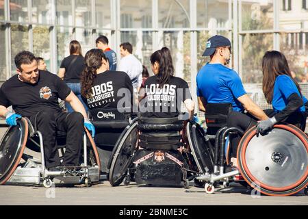 Valence, Espagne. 15 février 2020 - Journée sportive adaptative. Quelques joueurs de rugby à quatre joueurs adaptatifs jouant sur la place de l'hôtel de ville Banque D'Images