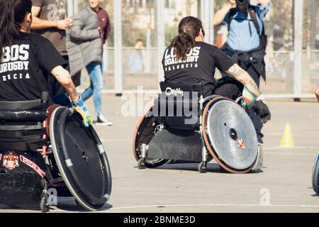 Valence, Espagne. 15 février 2020 - Journée sportive adaptative. Quelques joueurs de rugby à quatre joueurs adaptatifs jouant sur la place de l'hôtel de ville Banque D'Images