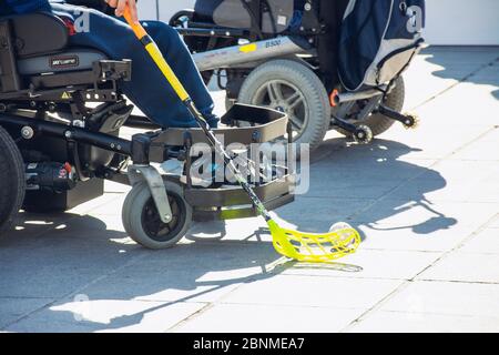 Valence, Espagne. 15 février 2020 - Journée sportive adaptative. Certains joueurs de hockey adaptatifs jouent sur la place de l'hôtel de ville Banque D'Images