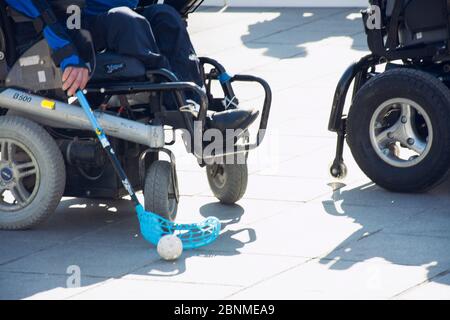 Valence, Espagne. 15 février 2020 - Journée sportive adaptative. Certains joueurs de hockey adaptatifs jouent sur la place de l'hôtel de ville Banque D'Images