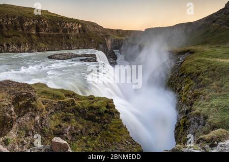 Europe, Islande, Islande du Sud, Gulfoss dans la lumière du soir Banque D'Images