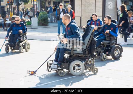 Valence, Espagne. 15 février 2020 - Journée sportive adaptative. Certains joueurs de hockey adaptatifs jouent sur la place de l'hôtel de ville Banque D'Images