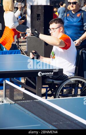 Valence, Espagne. 15 février 2020 - Journée sportive adaptative. Un tennis de table adapté jouant sur la place de l'hôtel de ville Banque D'Images