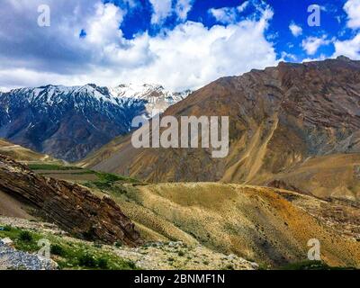 Montagnes enneigées et sablonneuses de la vallée de Spiti, Himachal Pradesh, Inde. Banque D'Images