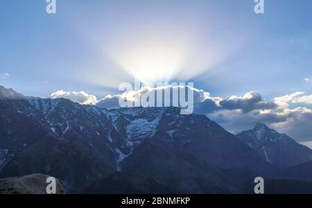 Triund, Mcleodganj, Himachal Pradesh, Inde - UN point de vue de toute la ville depuis les collines de montagne. Montagnes vertes de l'Himachal Pradesh, Inde. Nature Banque D'Images