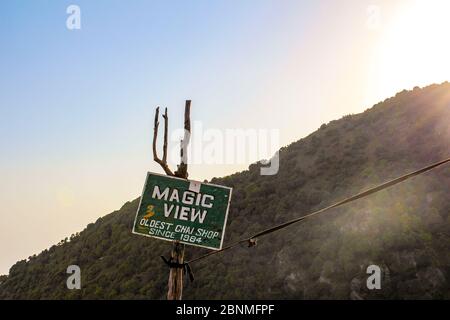 Le point de vue magique dans les collines de montagne de Triund. Montagnes vertes de l'Himachal Pradesh, Inde. Beauté naturelle de l'Himachal Pradesh, Inde. Banque D'Images