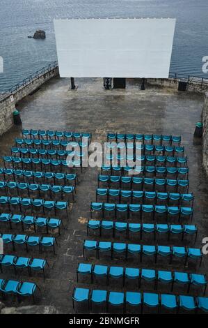 Rangées de chaises vides dans un théâtre en plein air. Arrière-plan des sièges extérieurs vides. Un motif de sièges bleus. Banque D'Images