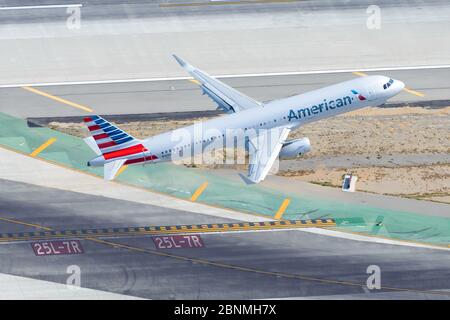 Vue aérienne d'American Airlines Airbus A321 départ de l'aéroport de Los Angeles LAX, États-Unis. Avion N124AA utilisé pour les vols intérieurs transcontinentaux. Banque D'Images