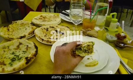 Table pour le dîner à manger avec vos mains les sandwichs indiens typiques à la maison Banque D'Images