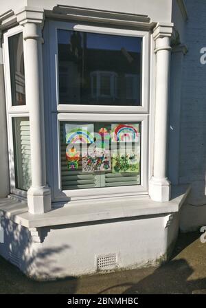 Londres, Royaume-Uni - 15 avril 2020 : arc-en-ciel dessiné à la main et affiche avec remerciement à NHS et aux travailleurs essentiels exposés chez eux à Lewisham Banque D'Images