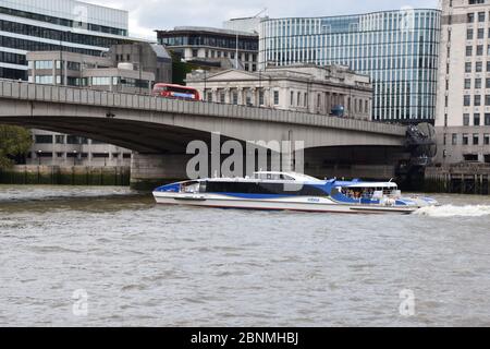 Un bateau de croisière dans la Tamise, Londres, Angleterre, Royaume-Uni juste sur le point de passer sous le London Bridge Banque D'Images