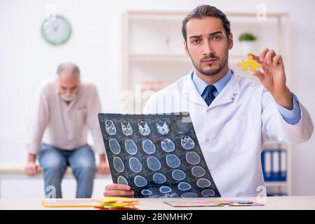 Médecin et patient souffrant de la maladie d'Alzheimer Banque D'Images