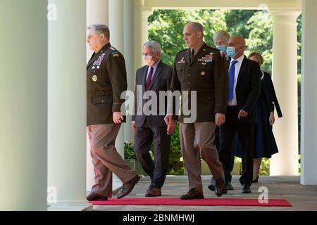 Le général de l'armée des États-Unis Mark A. Milley, président des chefs d'état-major interarmées, directeur de l'Institut national des allergies et des maladies infectieuses des Instituts nationaux de la santé Dr Anthony Fauci, GEN Gustave Perna, Et le Dr Francis Collins, promenez-vous dans la colonnade avec le président des États-Unis Donald J. Trump pour une conférence de presse sur les développements du vaccin contre le coronavirus dans le Rose Garden of the White House à Washington, DC, États-Unis, le vendredi 15 mai 2020. Crédit : Stefani Reynolds/CNP/MediaPunch Banque D'Images