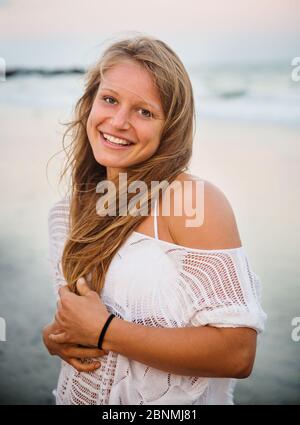 Portrait de jeune femme sur la plage Banque D'Images