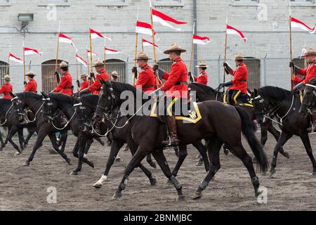 Des policiers mondés défilent, lors du Concours équestre de la police nationale américaine (NAPEC), au pénitencier de Kingston, Kingston (Ontario), Canad Banque D'Images