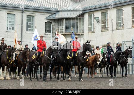 Des policiers mondés défilent, lors du Concours équestre de la police nationale américaine (NAPEC), au pénitencier de Kingston, Kingston (Ontario), Canad Banque D'Images