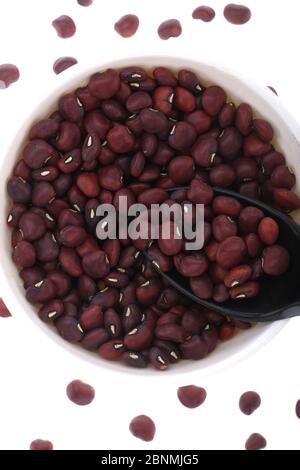 Pile de haricots rouges, haricots en conserve isolés sur fond blanc, vue du dessus. Banque D'Images