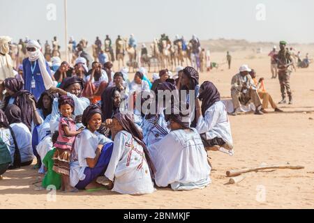 Les femmes touaregs en fête nomade dans le désert du Sahara Banque D'Images