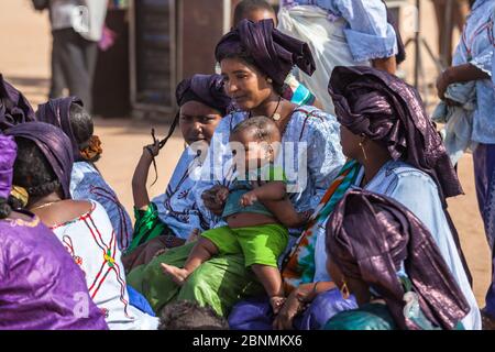 Les femmes touaregs en fête nomade dans le désert du Sahara Banque D'Images