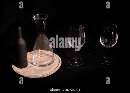 Verres à vin avec bouteille et pourrier. Deux verres à vin avec des ustensiles pour la bouteille, la bouteille et les décorations Banque D'Images