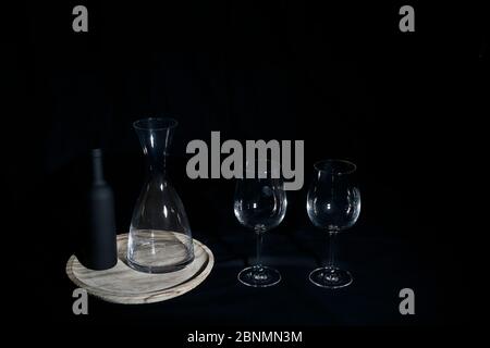 Verres à vin avec bouteille et pourrier. Deux verres à vin avec des ustensiles pour la bouteille, la bouteille et les décorations Banque D'Images