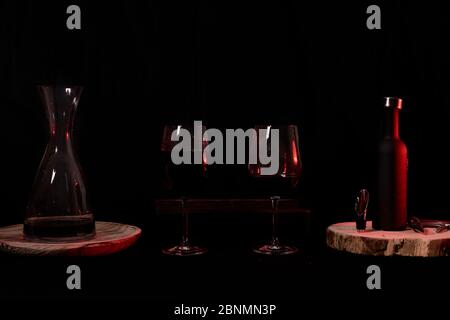 Verres à vin avec bouteille et pourrier. Deux verres à vin avec des ustensiles pour la bouteille, la bouteille et les décorations Banque D'Images