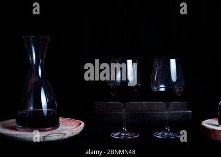 Verres à vin avec bouteille et pourrier. Deux verres à vin avec des ustensiles pour la bouteille, la bouteille et les décorations Banque D'Images