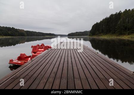 Europe, Pologne, Pomerania, Kashubia / Kaschubei, lac, jetée Banque D'Images