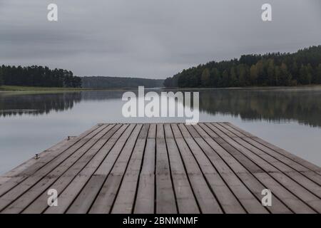 Europe, Pologne, Pomerania, Kashubia / Kaschubei, lac, jetée Banque D'Images