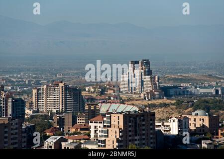 Erevan : vue panoramique sur les bâtiments monobloc de la banlieue. Arménie Banque D'Images