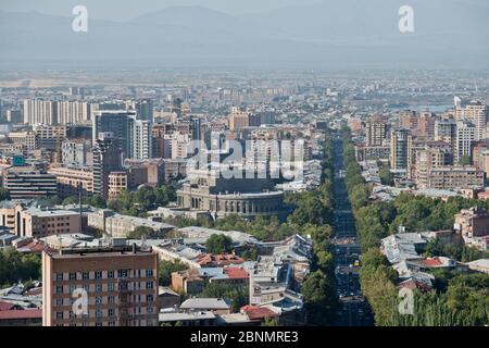 Erevan : vue panoramique montrant l'Opéra national arménien et le Ballet le long de l'avenue Mesrop Mastots. Arménie Banque D'Images