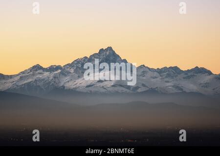 Le Mont Viso (Monviso), l'un des principaux sommets des Alpes piémontaises (Italie) vu de la ville de Mondovi au coucher du soleil Banque D'Images