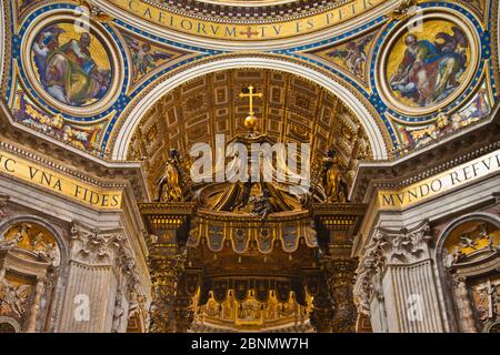 Plafond et dôme partiel de l'intérieur de l'église Saint-Pierre au-dessus de la chaire principale de Rome Banque D'Images