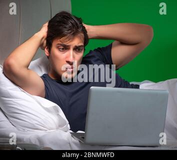 Le beau jeune homme souffrant d'insomnie à la maison Banque D'Images