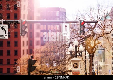 Feu de circulation et panneaux de signalisation dans le centre-ville d'Albany, près de Washington Avenue, NY, USA Banque D'Images