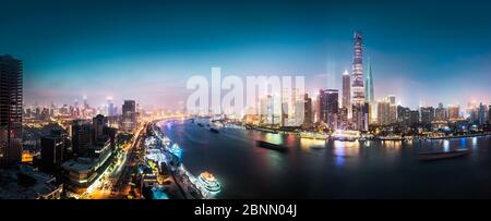 Asie, Chine, Shanghai, Pudong, panorama, coucher de soleil, heure bleue, prise de vue de nuit, rivière Huangpu, Banque D'Images