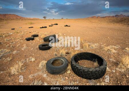 La pollution dans le désert du Namib, en raison d'un déversement illégal de vieux pneus. La Namibie. Banque D'Images