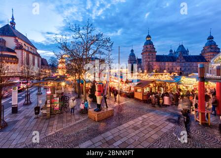 Marché de Noël, Schlossplatz, château de Johannisburg, heure bleue, crépuscule, décoration de Noël, Aschaffenburg, Franconie, Bavière, Allemagne, Europe Banque D'Images