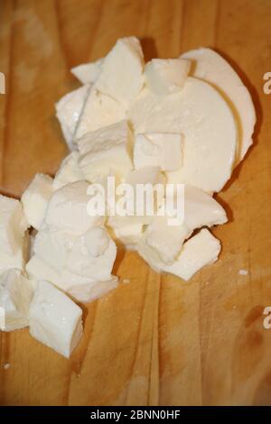 Tranches de fromage de buffle mozzarella sur fond de bois. Banque D'Images