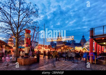 Marché de Noël, Schlossplatz, château de Johannisburg, heure bleue, crépuscule, décoration de Noël, Aschaffenburg, Franconie, Bavière, Allemagne, Europe Banque D'Images