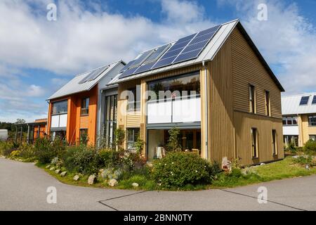 Logement écologique durable avec panneaux solaires. Findhorn Foundation, Forres, Inverness, Écosse, Royaume-Uni, août. Banque D'Images